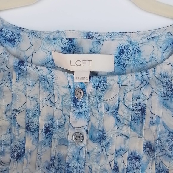 Loft Long Sleeve Blouse Size XSmall in White and Blue w/ Floral Pattern - Picture 6 of 7